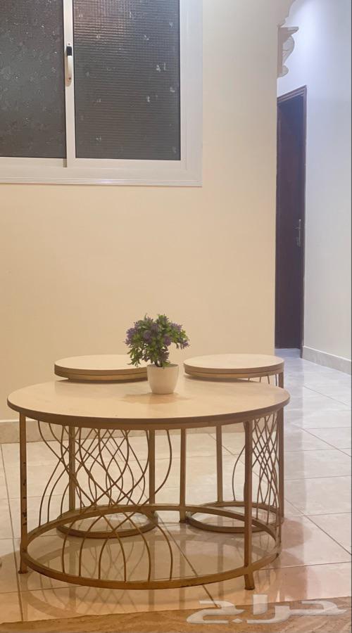 طاوله نظيفه مع اربع طاولات خدمة64553412215043110