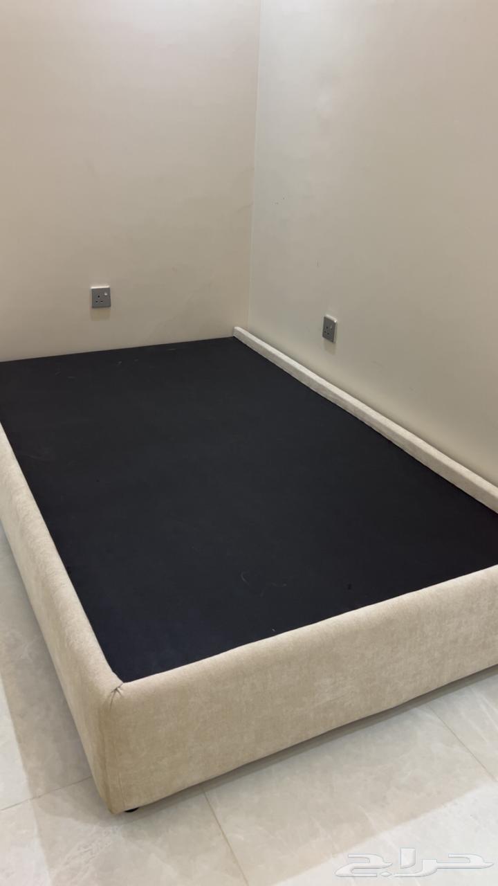 سرير طول 200 وعرض 120 بحالة جيدة64557976082946111