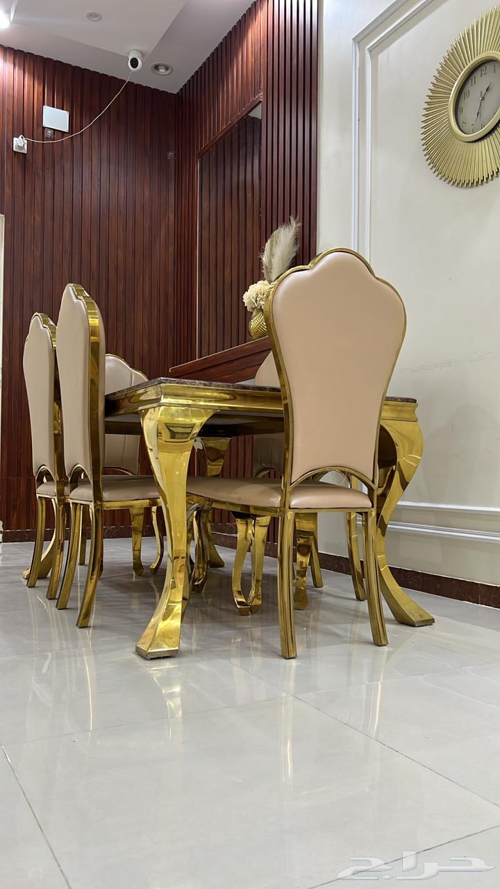 Luxurious dining table64559168574721110