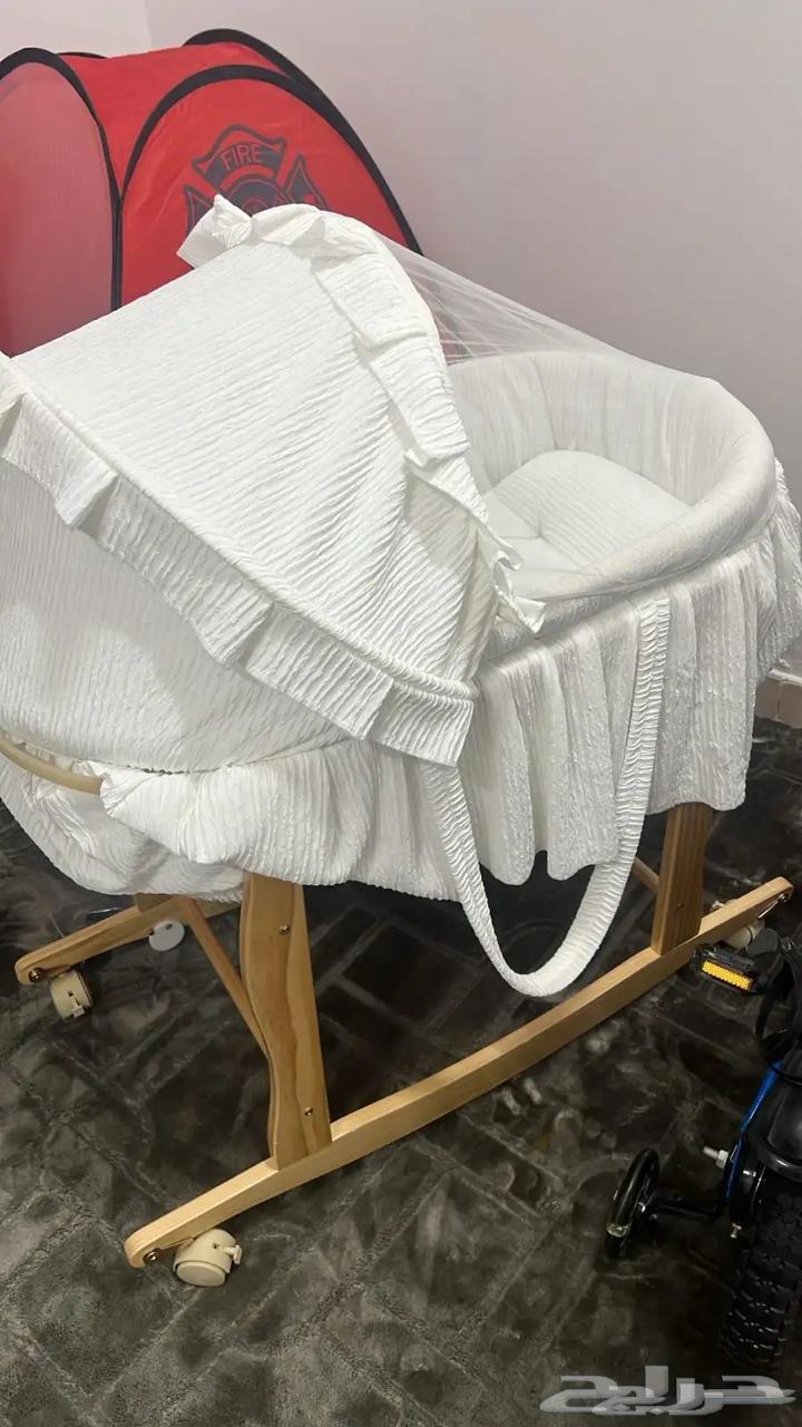 سرير اطفال مستعمل اللون ابيض ونضيف64560586332034110