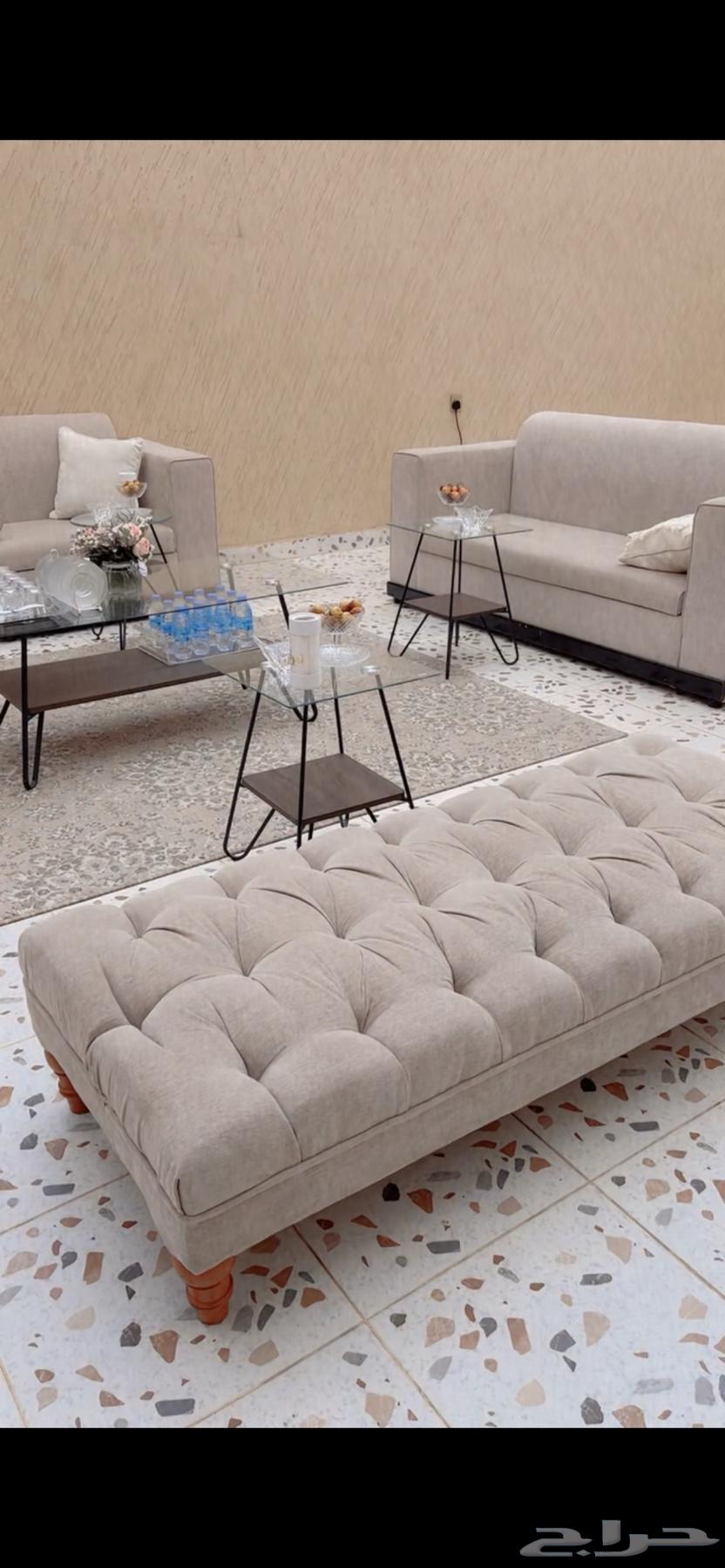 Sofa with carpet and table64553453993602111