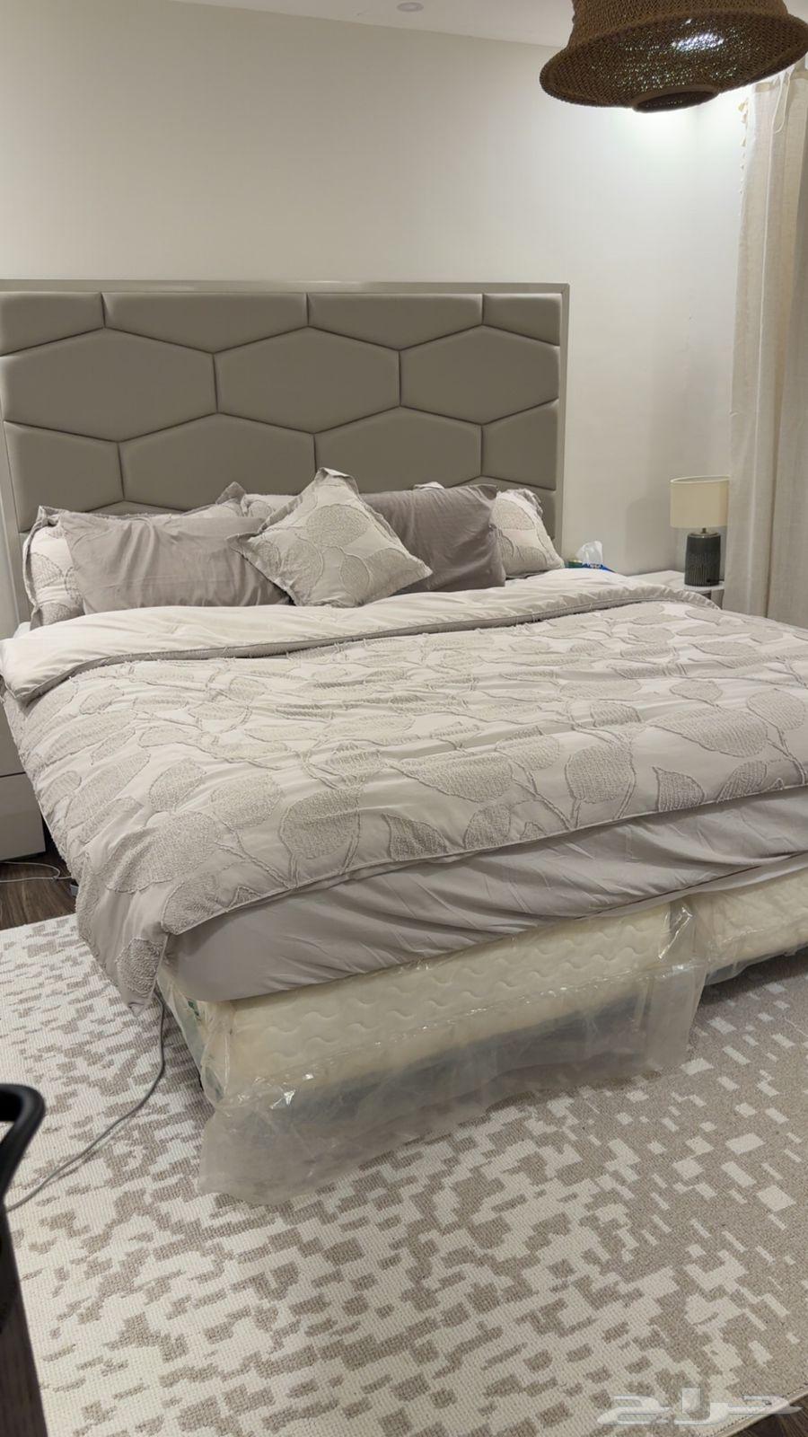 King bed, mattress, and two nightstands from Habitat in excellent condition64562023815169111