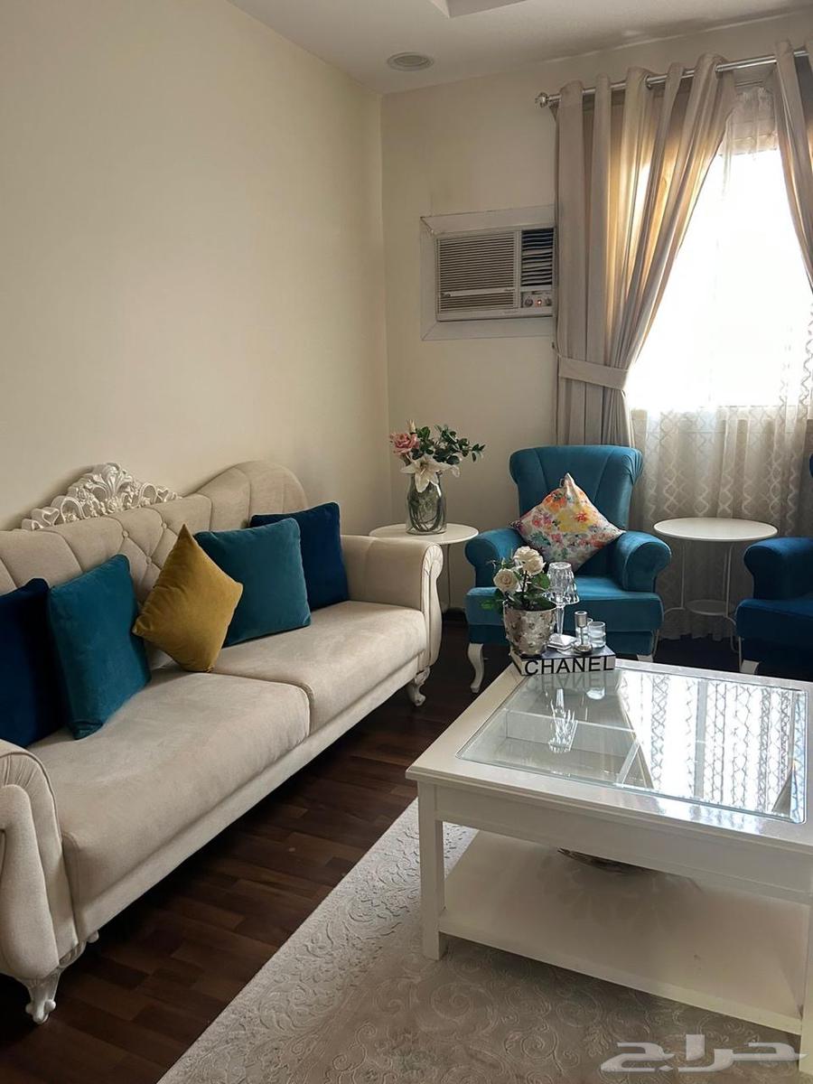 كنب نظيف مع طاولاته للبيع64558614348803110