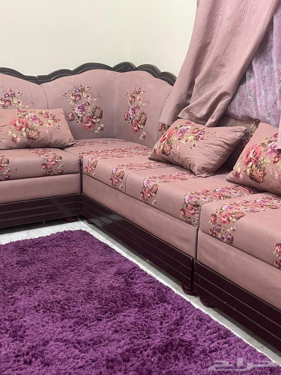 كنب 4 5 مع المخدات و الستارة و طاولة دائرية مع مفرش فرو64557656974338111