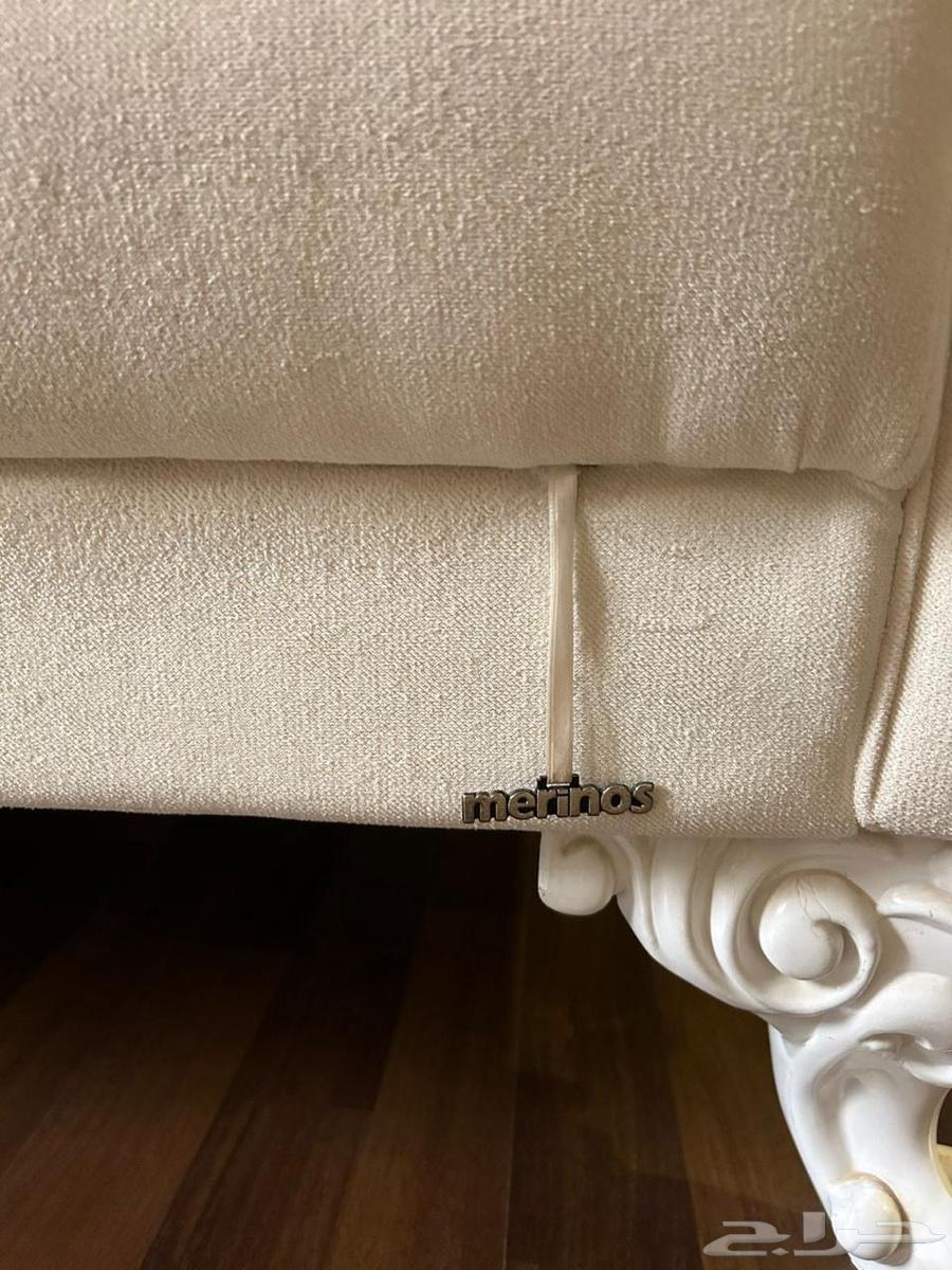 كنب نظيف مع طاولاته للبيع64558614348803111