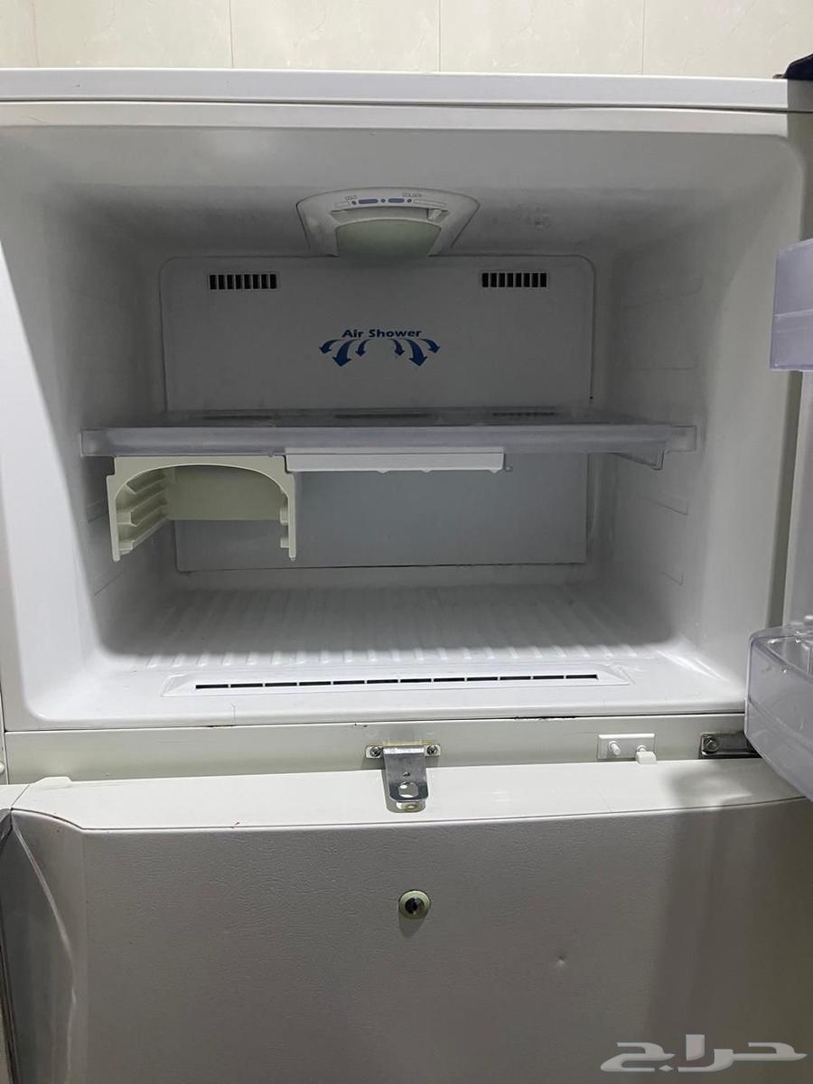 ثلاجة للبيع ( 900 ) و ( قابل للتفاوض )64554104678146113