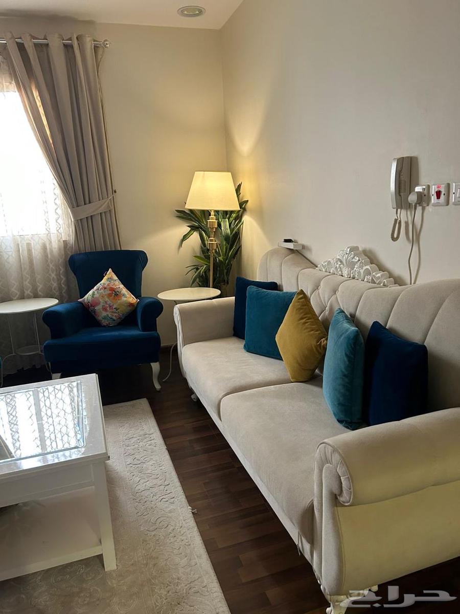 كنب نظيف مع طاولاته للبيع64558614348803112