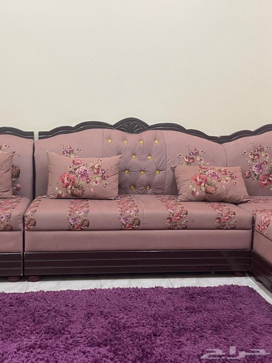 كنب 4 5 مع المخدات و الستارة و طاولة دائرية مع مفرش فرو64557656974338110