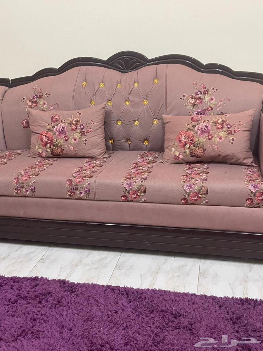 كنب 4 5 مع المخدات و الستارة و طاولة دائرية مع مفرش فرو64557656974338112