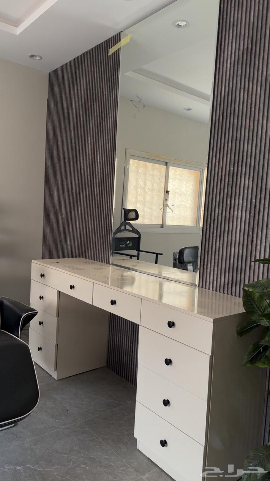 لللبيع كراسي ومرايه وتسريحه 250064565340035587112