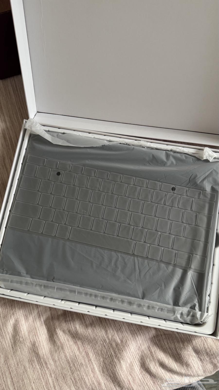 ماجيك كيبورد اسود ايباد اير الجيل الرابع مقاس13 إنش M264564796427393113