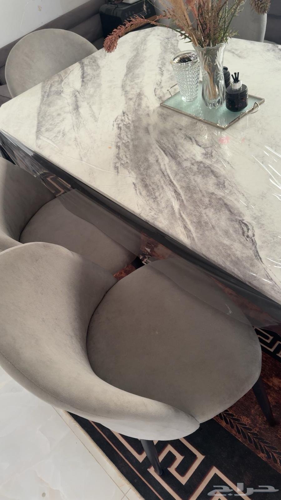 Dining table64566272169601111