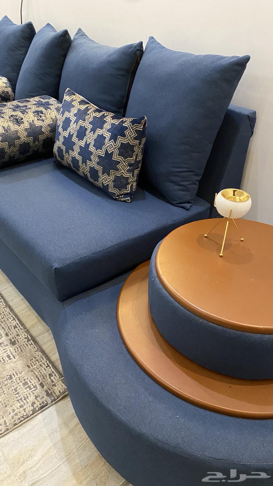 كنب مع المخدات والطاوله64571299879170111