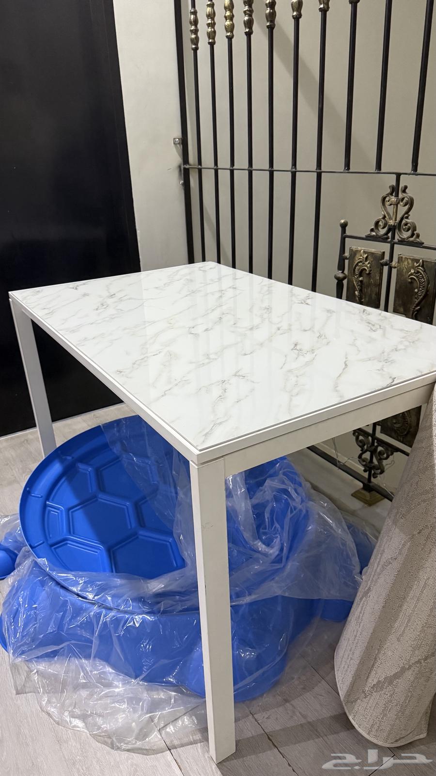 طاولة طعام تكفي من 4 كراسي الى 6 كراسي نظيييفه64568523464577110