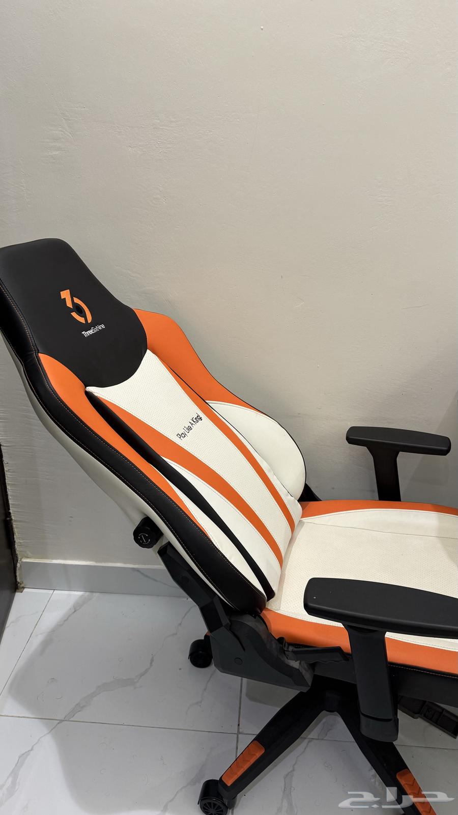 كرسي قيمز نظيف شبه جديد64563376183298110