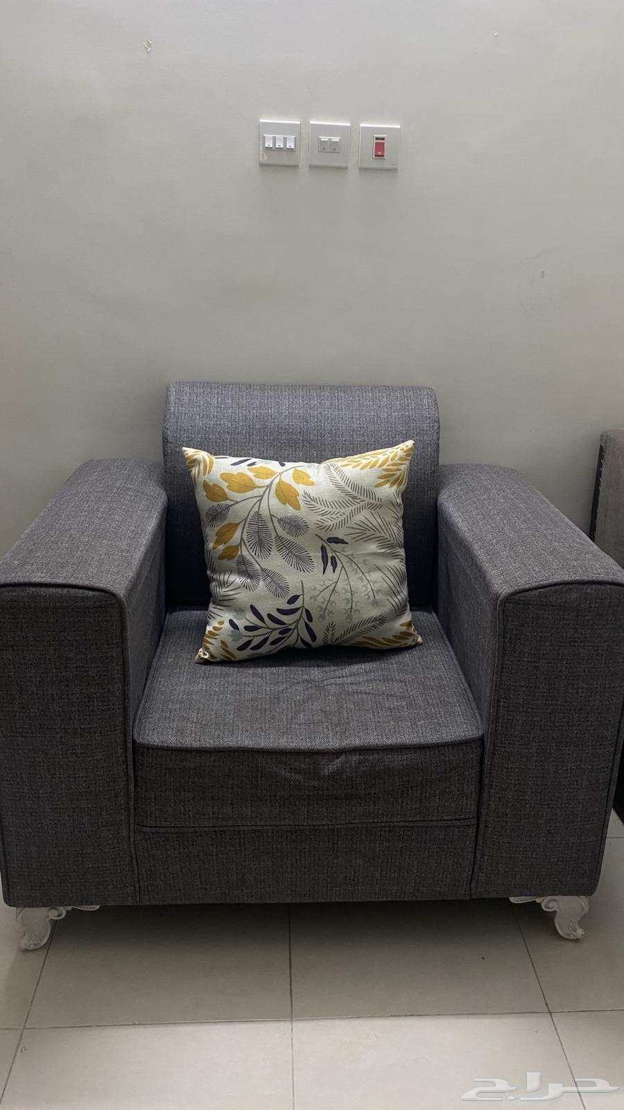 Sofa64562880932098112