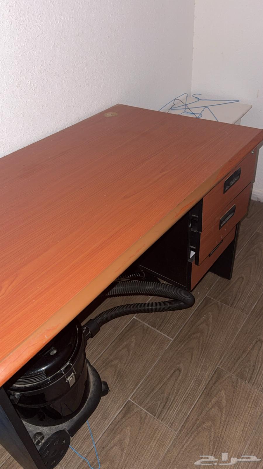 طاولة مكتبية نظيفة وسليمة من الكسور جدا64563881860483110