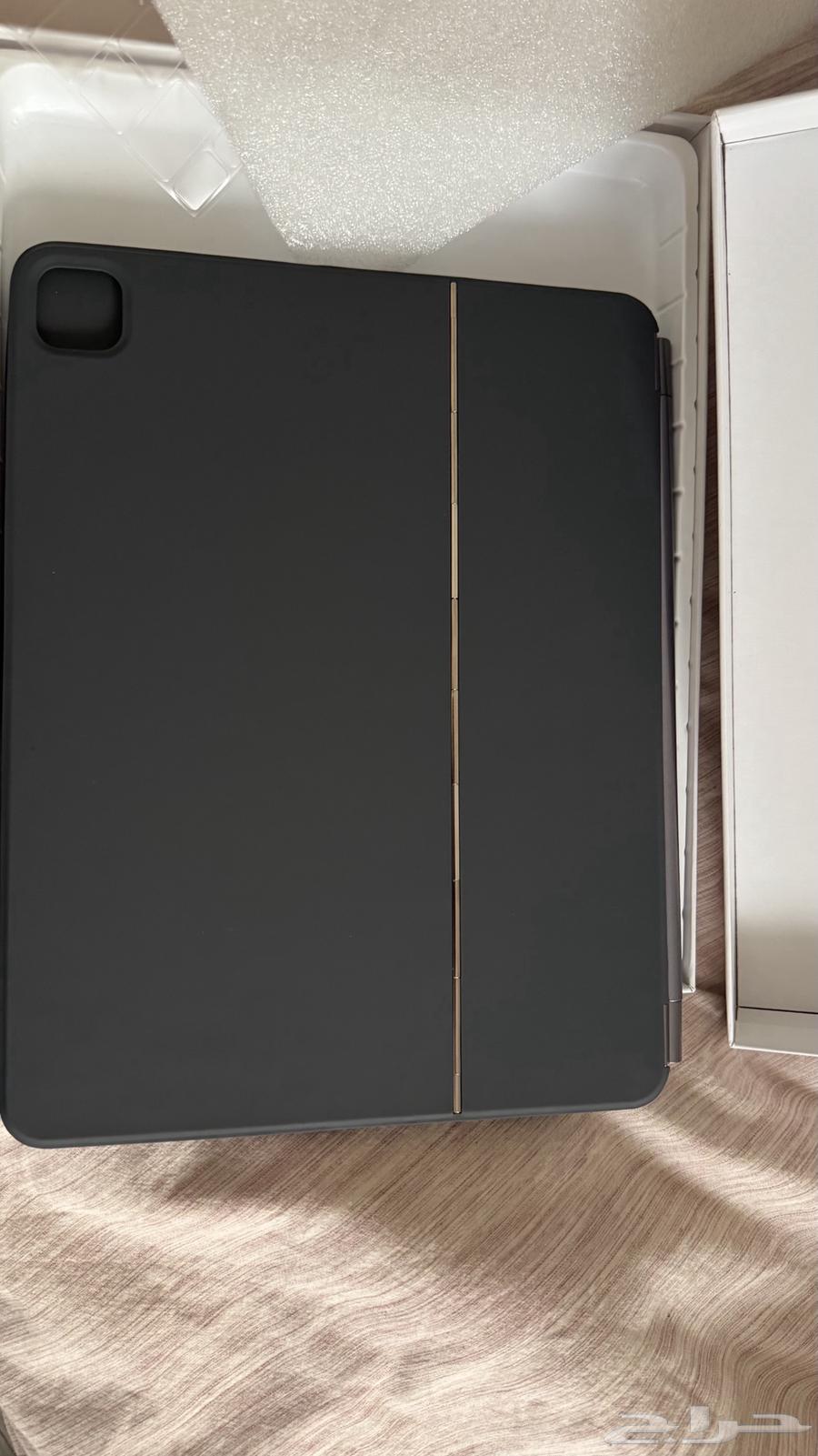 ماجيك كيبورد اسود ايباد اير الجيل الرابع مقاس13 إنش M264564796427393111