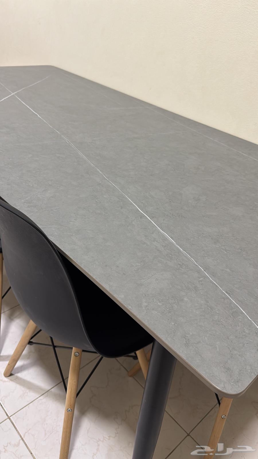 طاوله طعام من هوم بوكس شبه جديده مع 3 كراسي64567004691459113