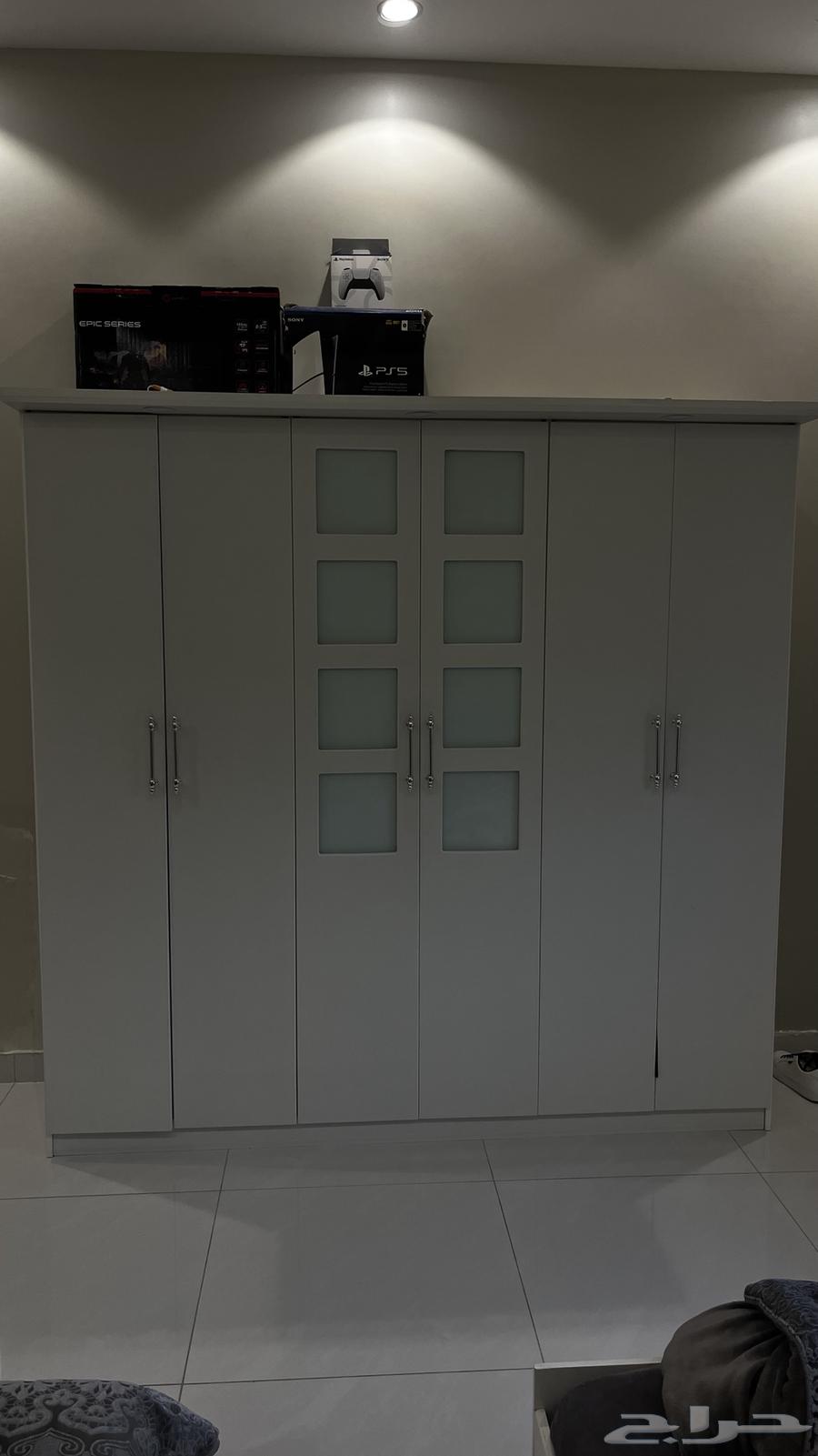 للبيع دولاب لون ابيض مع لمبات64564102402691110