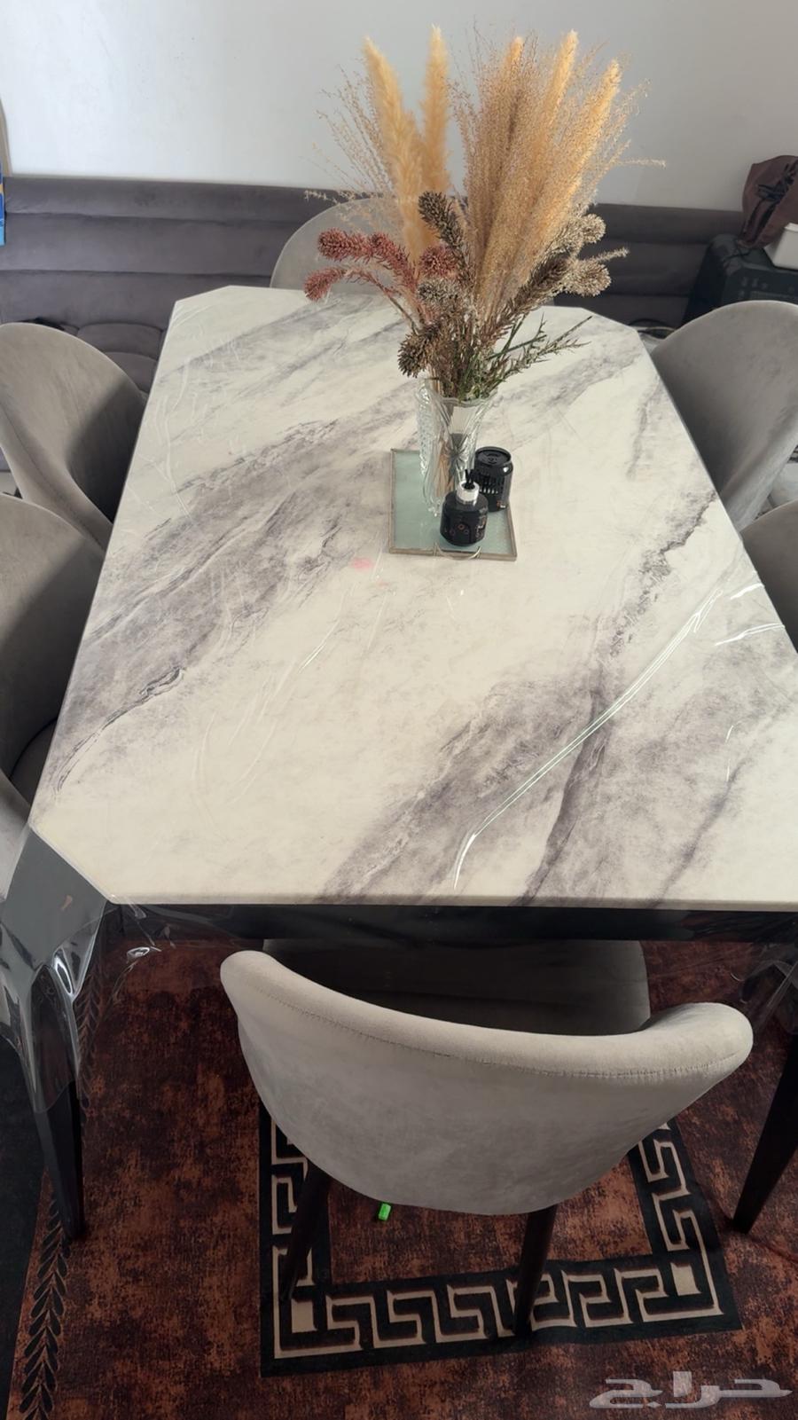 Dining table64566272169601110