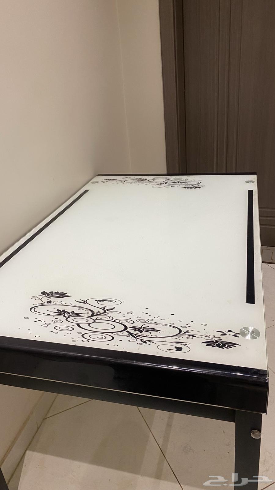 للبيع طاولة طعام قزاز وبحالة جيدة مع كراسي64553525023874110