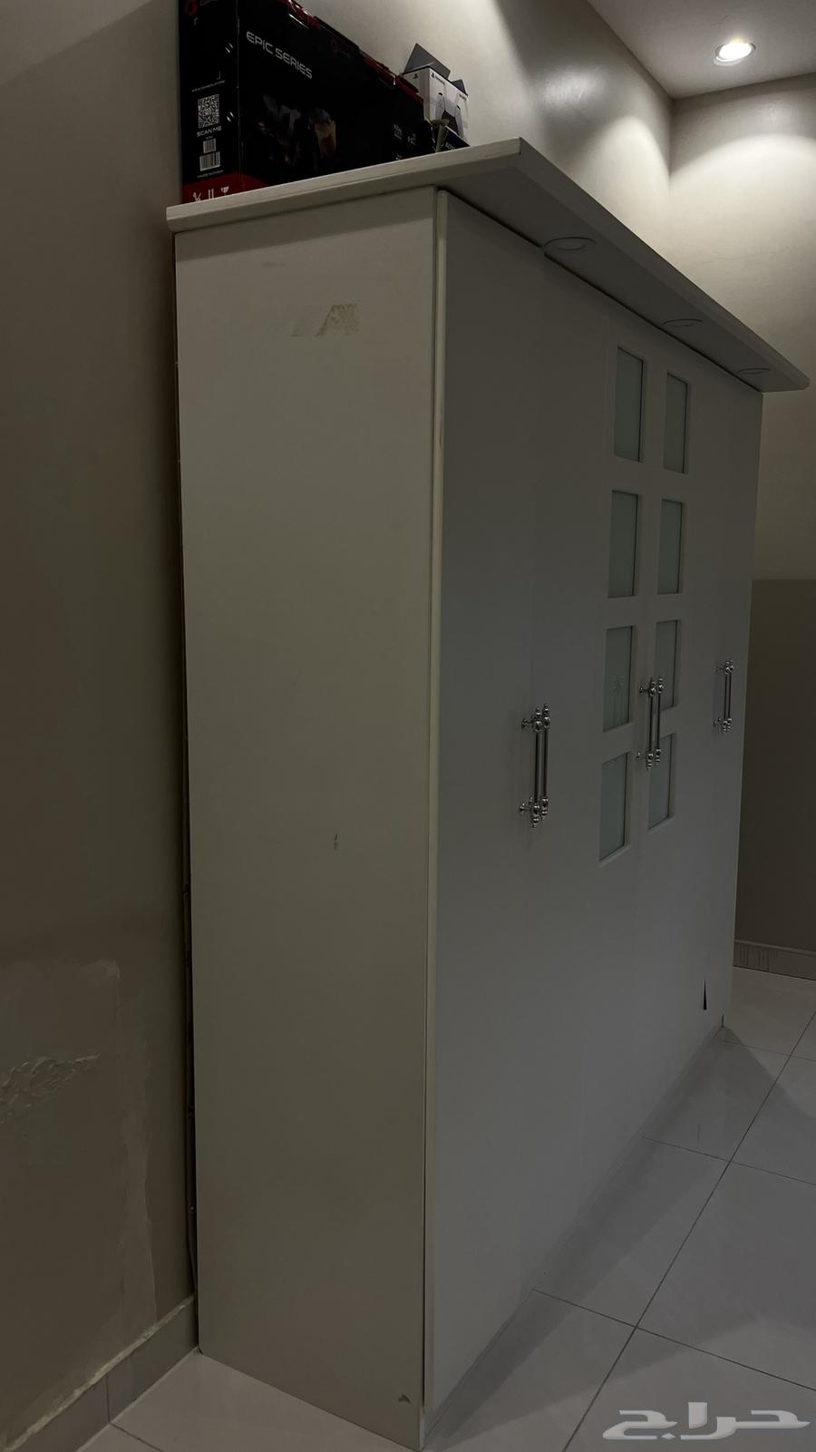للبيع دولاب لون ابيض مع لمبات64564102402691111