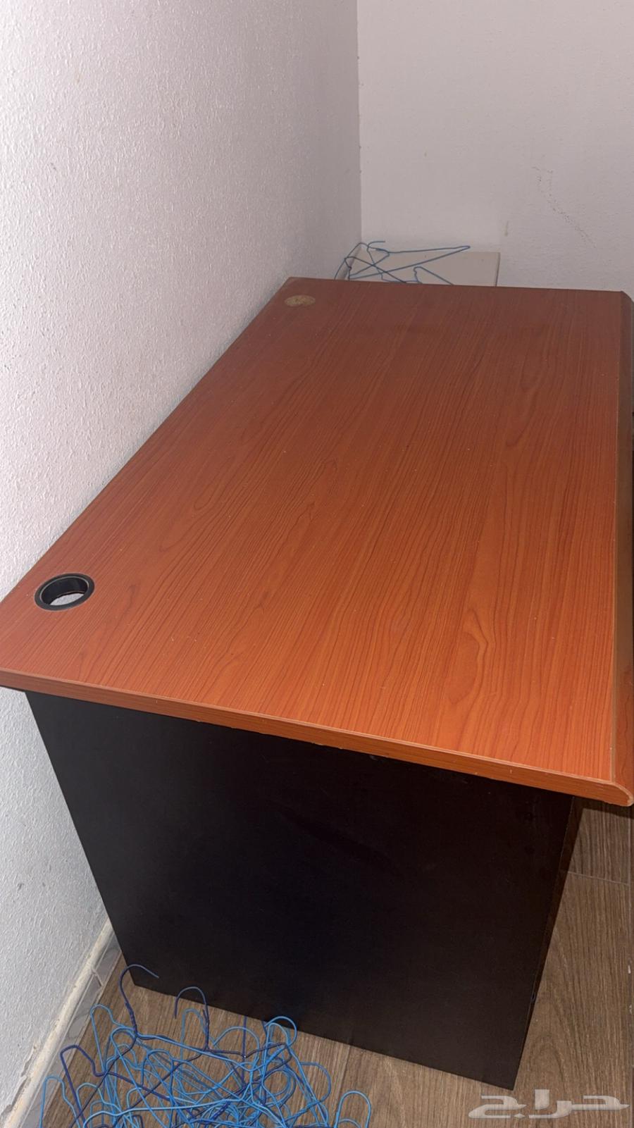 طاولة مكتبية نظيفة وسليمة من الكسور جدا64563881860483111