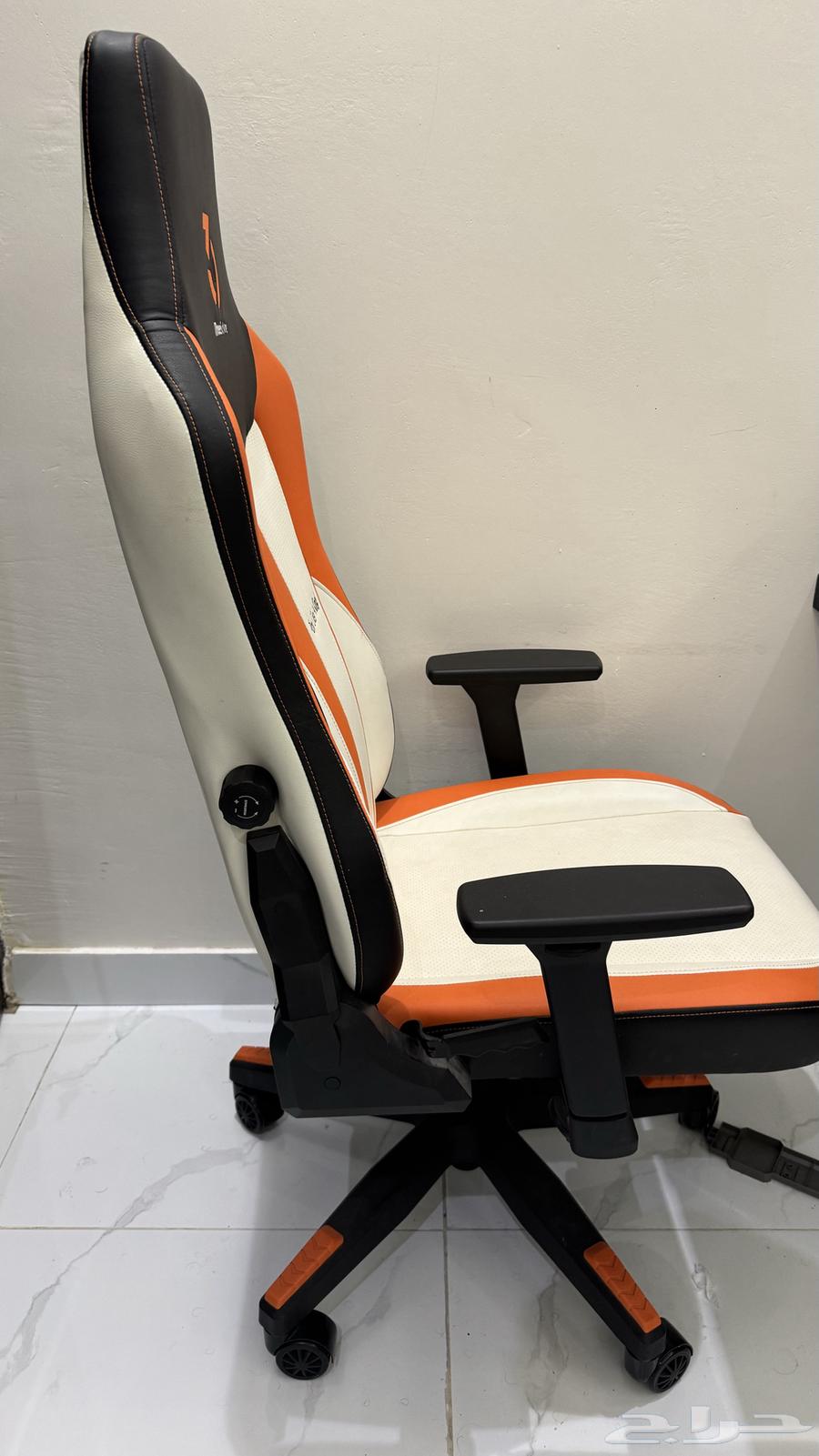 كرسي قيمز نظيف شبه جديد64563376183298111