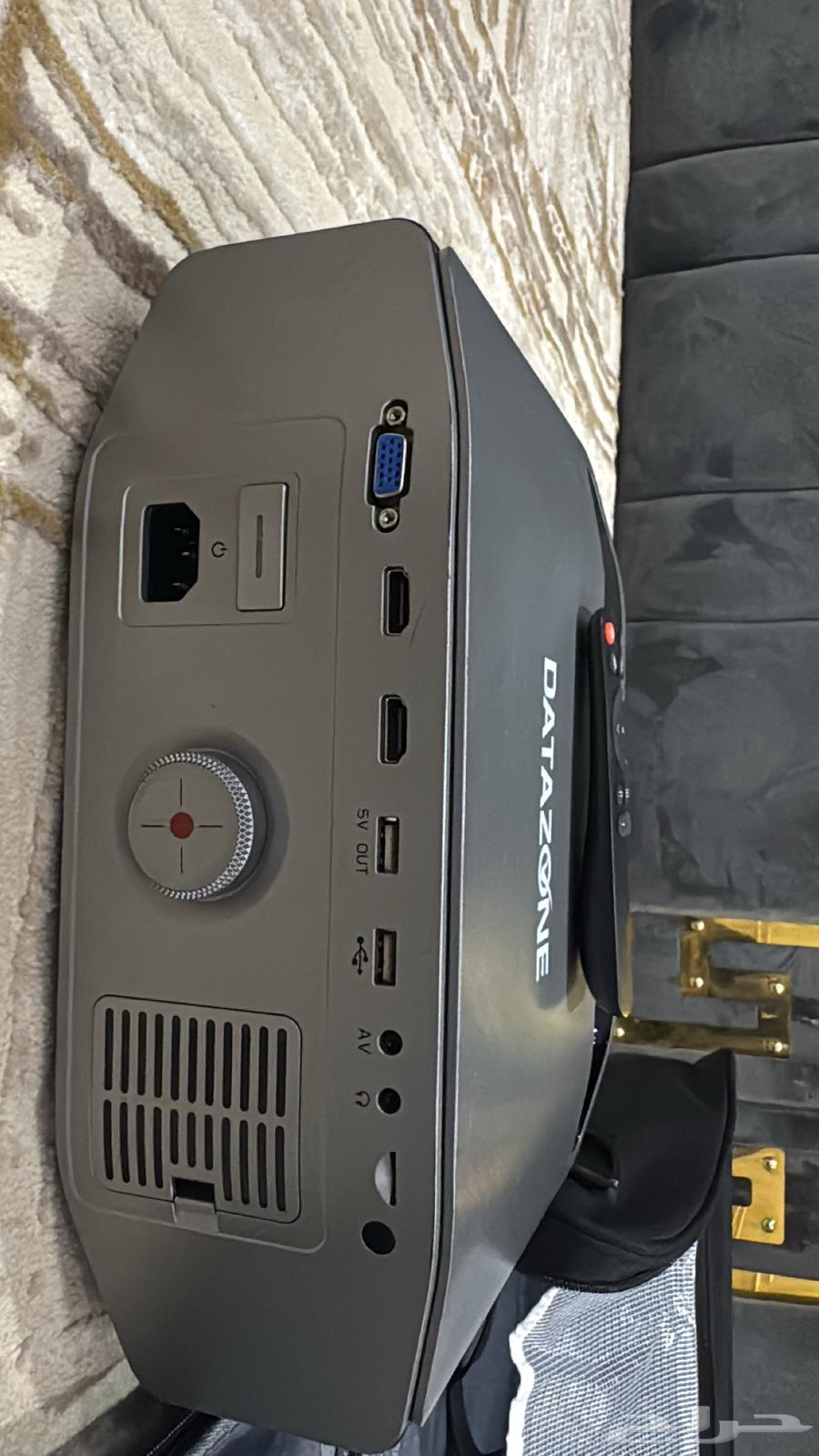 A brand new projector with all its accessories64563605635843114