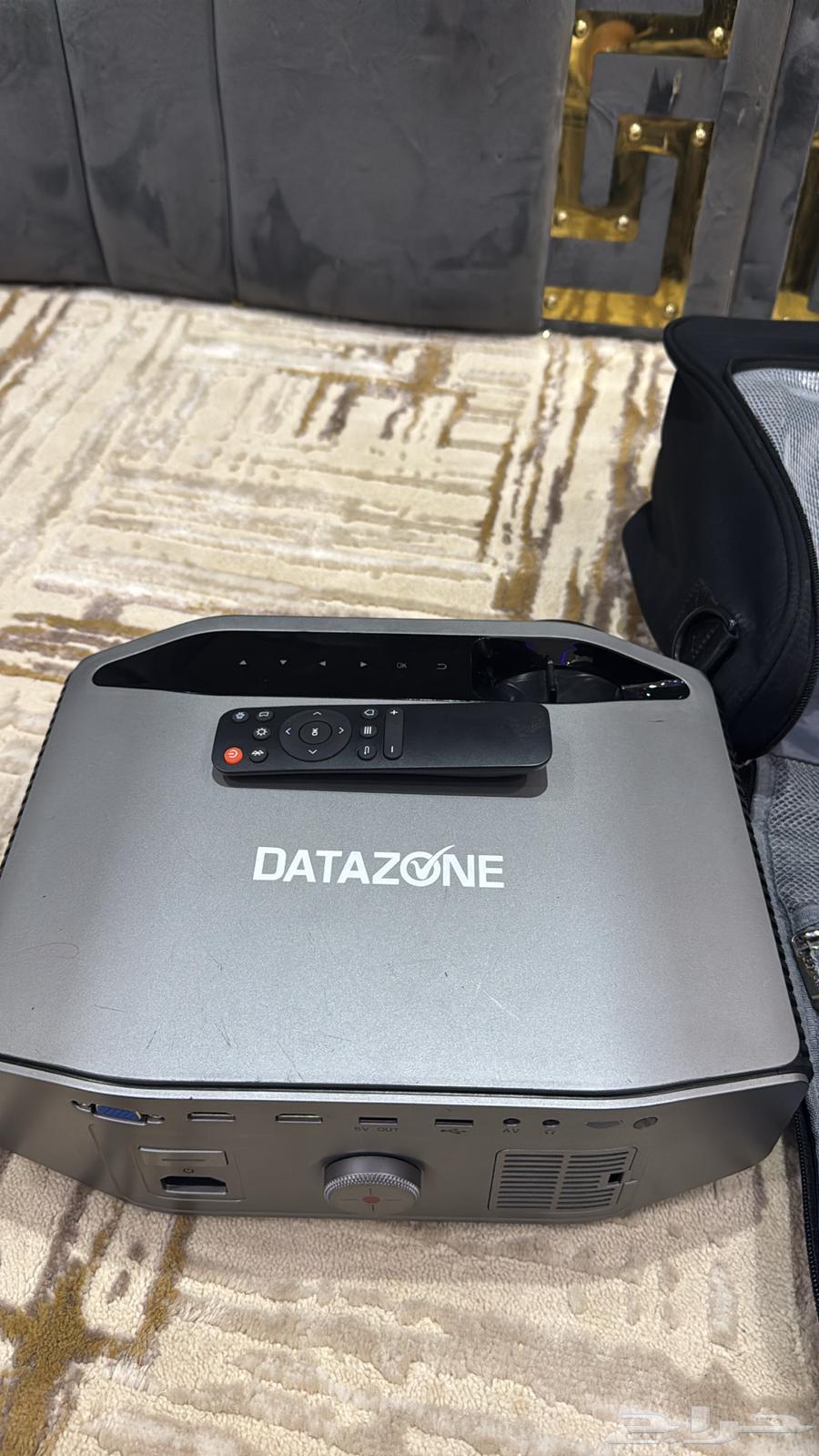 A brand new projector with all its accessories64563605635843110