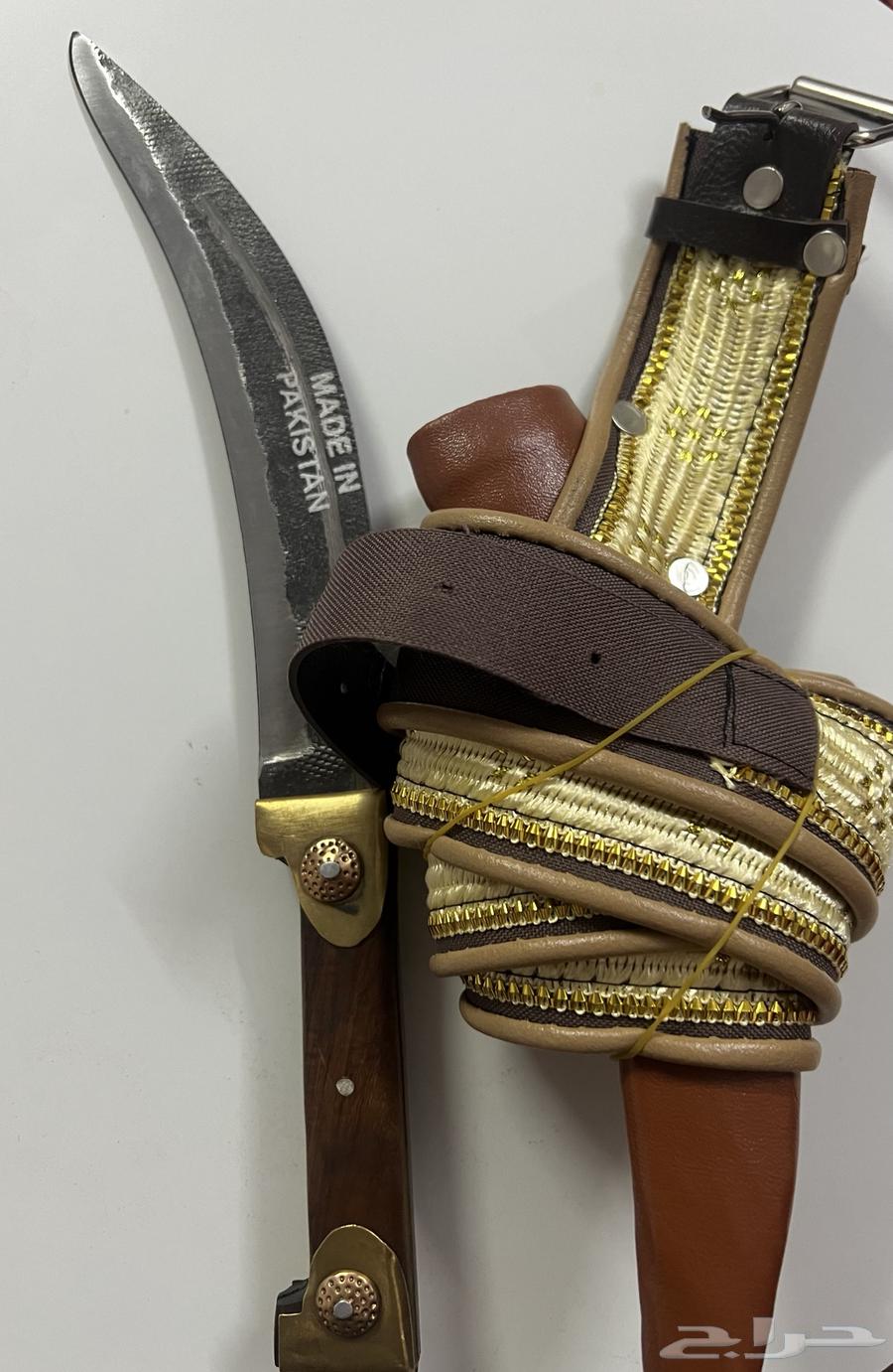 A distinctive knife64570613959938111