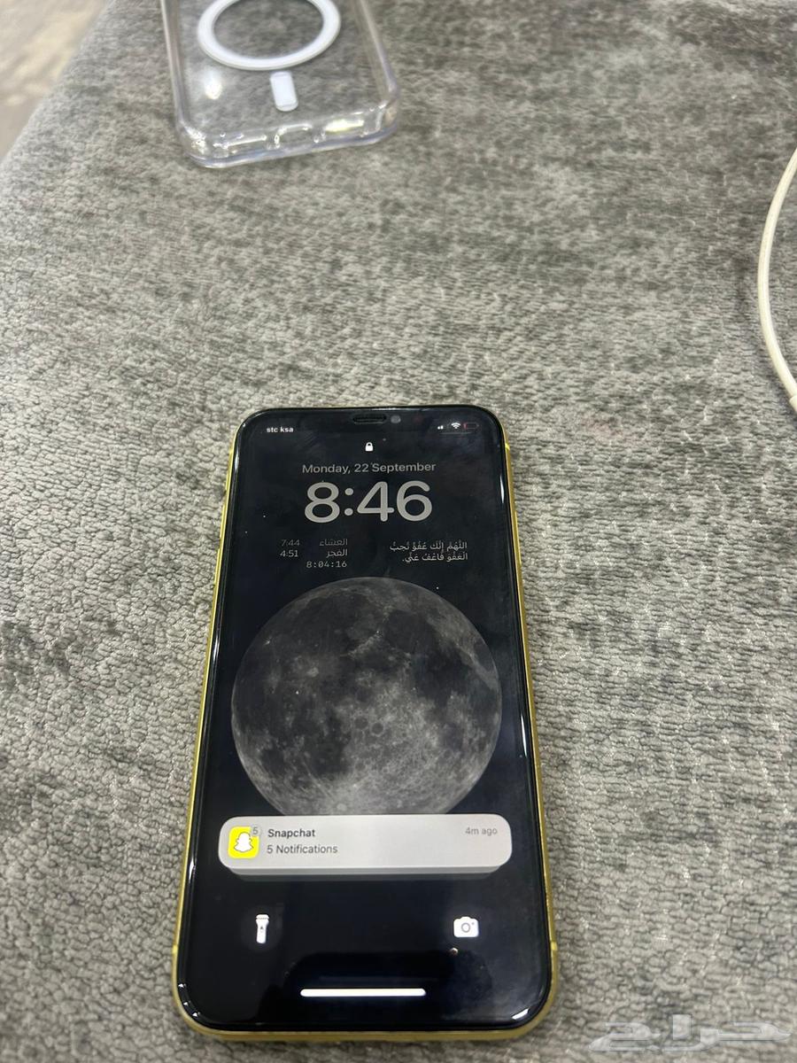 iPhone 11 yellow, only screen replaced.64570067014914111