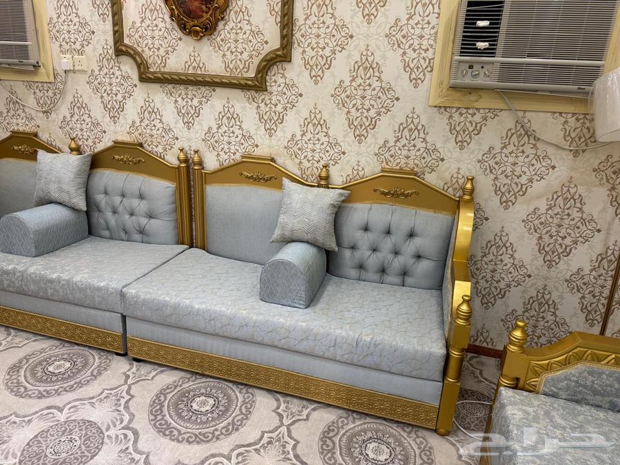 Sofa, two chairs, and a rug64569151940354112