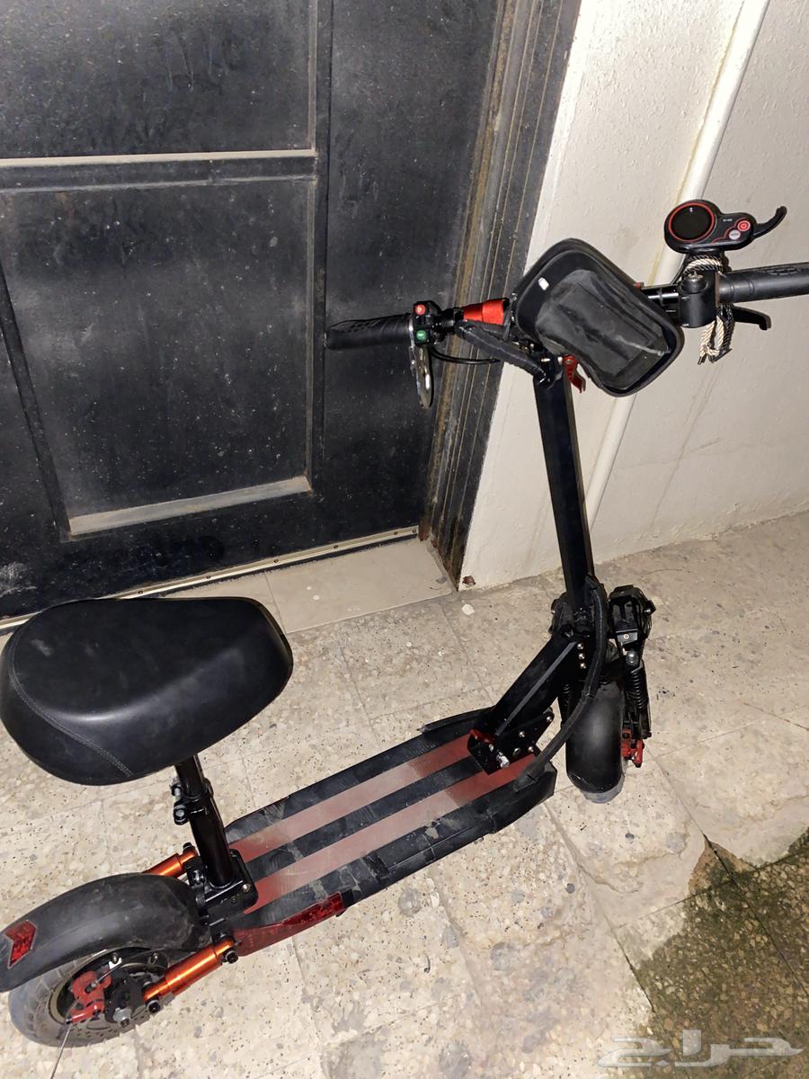 New scooter for sale with charger and helmet, everything included64563438749185111