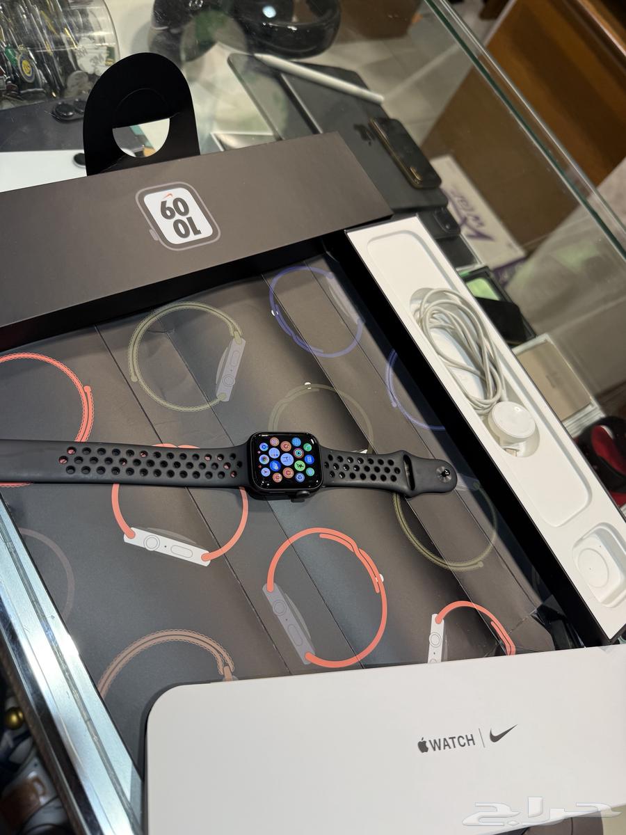 ساعة ابل اس اي 1 بطارية 100  مقاس 44 مع كرتونها وكل اغراضها64570449243393114