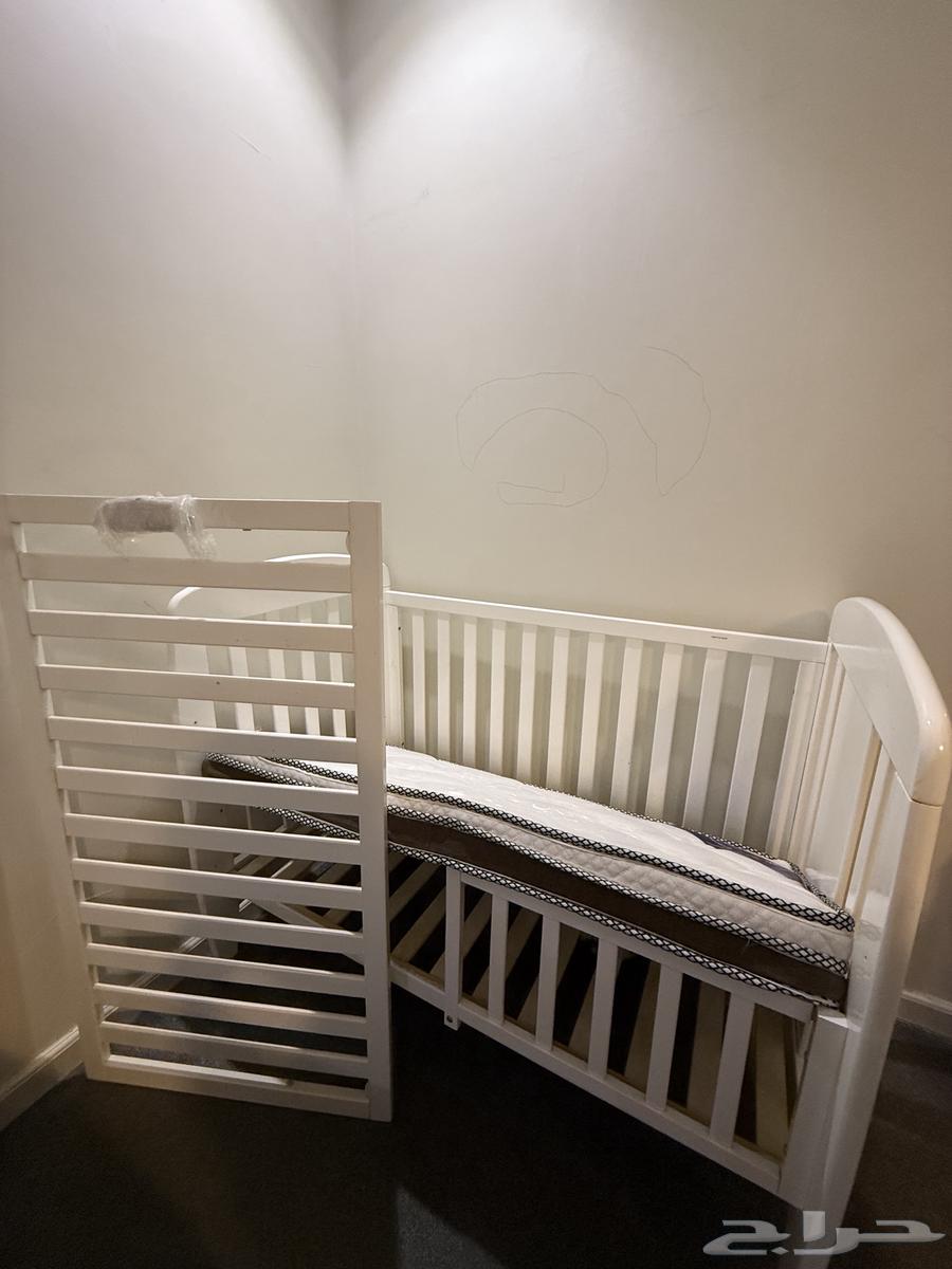سرير أطفال نظيييف جدا وشبه جديد مع مرتبه جديده64570764438657111
