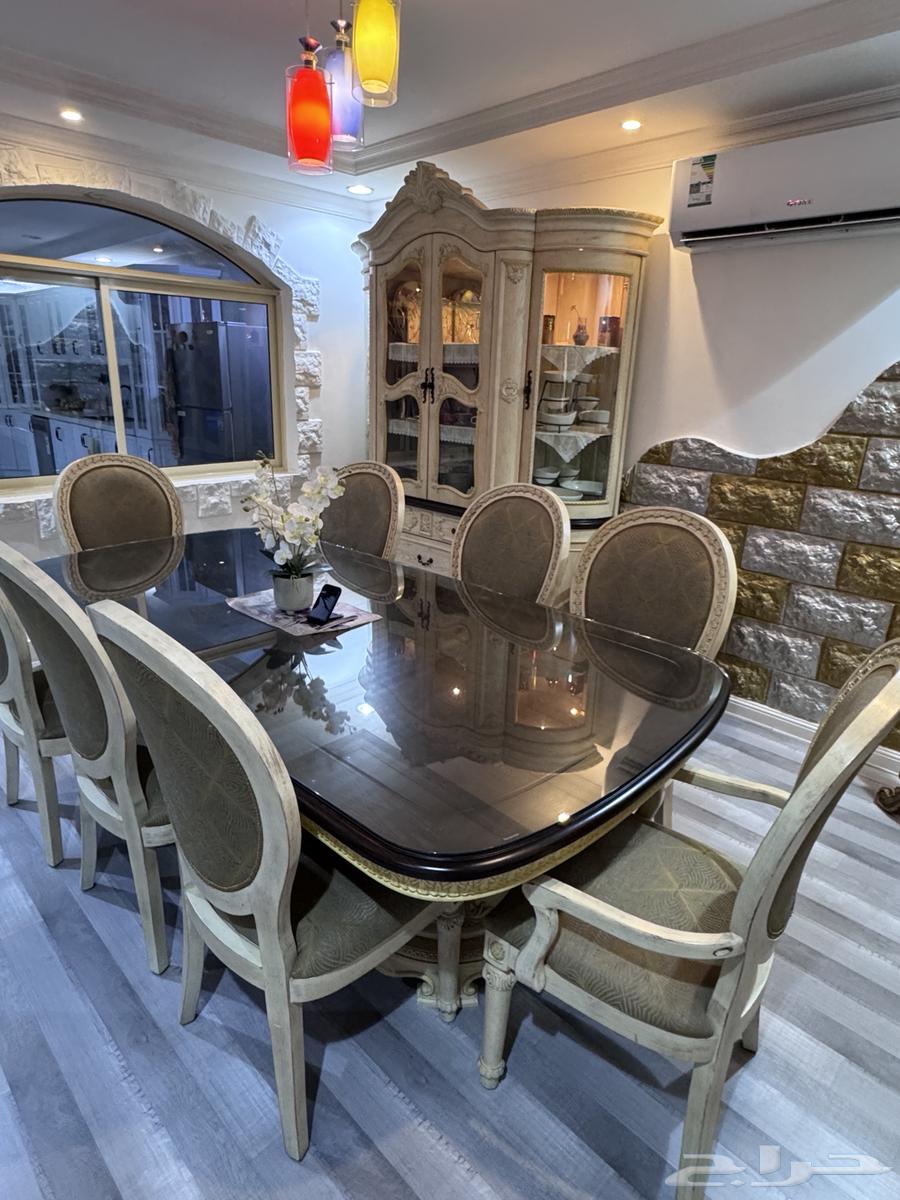 Dining table64570641570817111