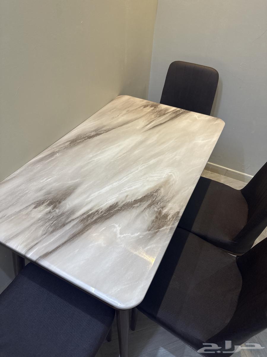 طاولة جديدة جدا استخدام اقل من 3 شهور. ولم تستخدم فعليا  .64567684483073111