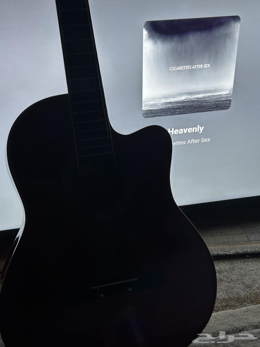 قيتار كلاسيك مع كامل اغراضه 30 ريشه وحزام واسلاك مكبر صوت64566934869506110