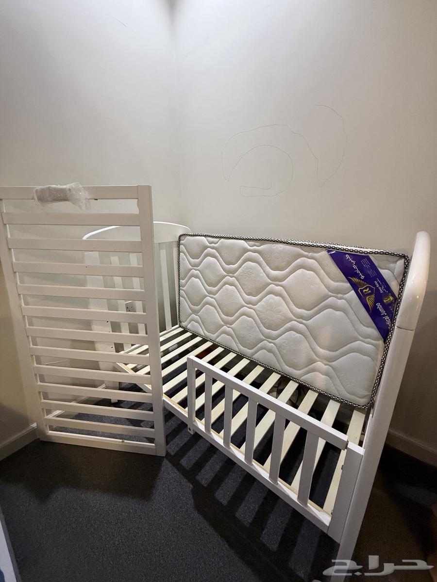 سرير أطفال نظيييف جدا وشبه جديد مع مرتبه جديده64570764438657113