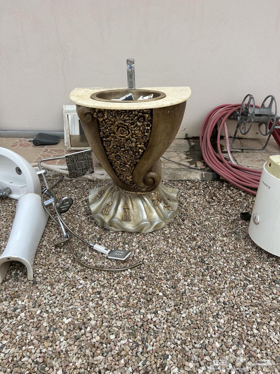 مواد صحيه بحاله جيده للبيع64565158442881110