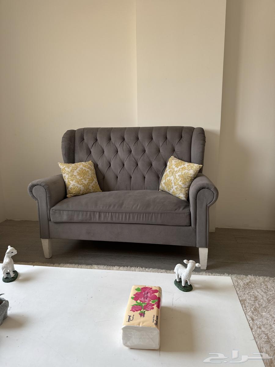 صالون للبيع 3 كنب و 2 كرسي و 3 طاولات صغيره و طاوله كبيره64566161896706114