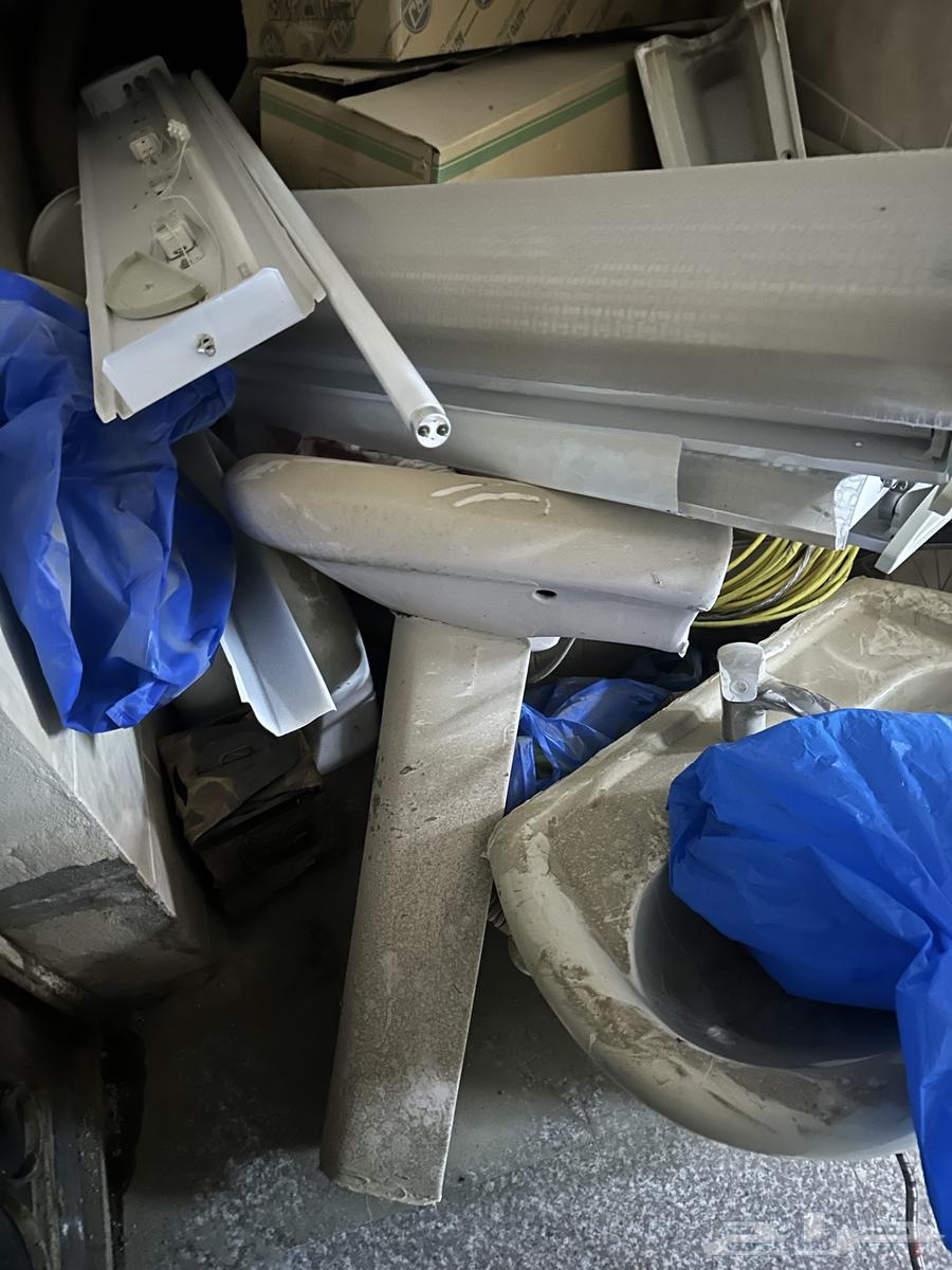 5 clean used washbasins and a set of bulbs64569562599939111