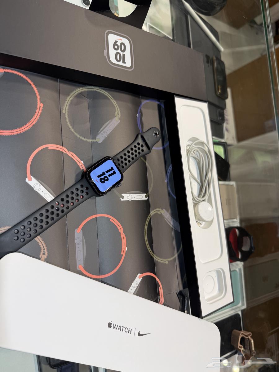 ساعة ابل اس اي 1 بطارية 100  مقاس 44 مع كرتونها وكل اغراضها64570449243393113