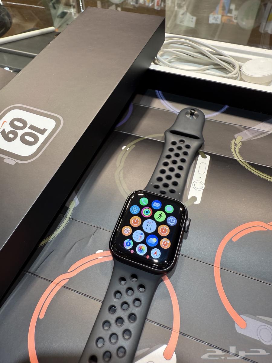 ساعة ابل اس اي 1 بطارية 100  مقاس 44 مع كرتونها وكل اغراضها64570449243393110