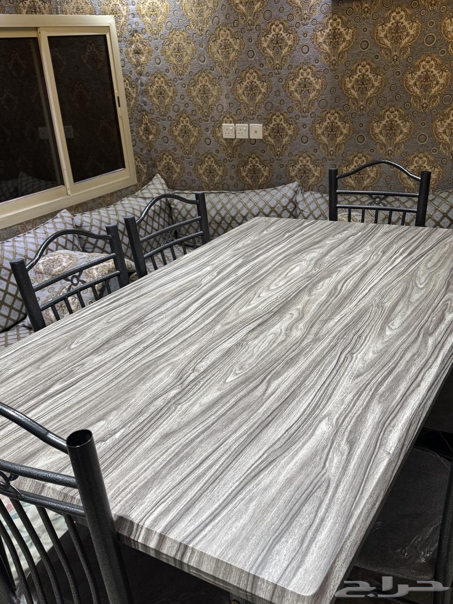 طاولة للبيع مكونه من 6 كراسي السعر. مو محدد عطني سعرك64568920371330111