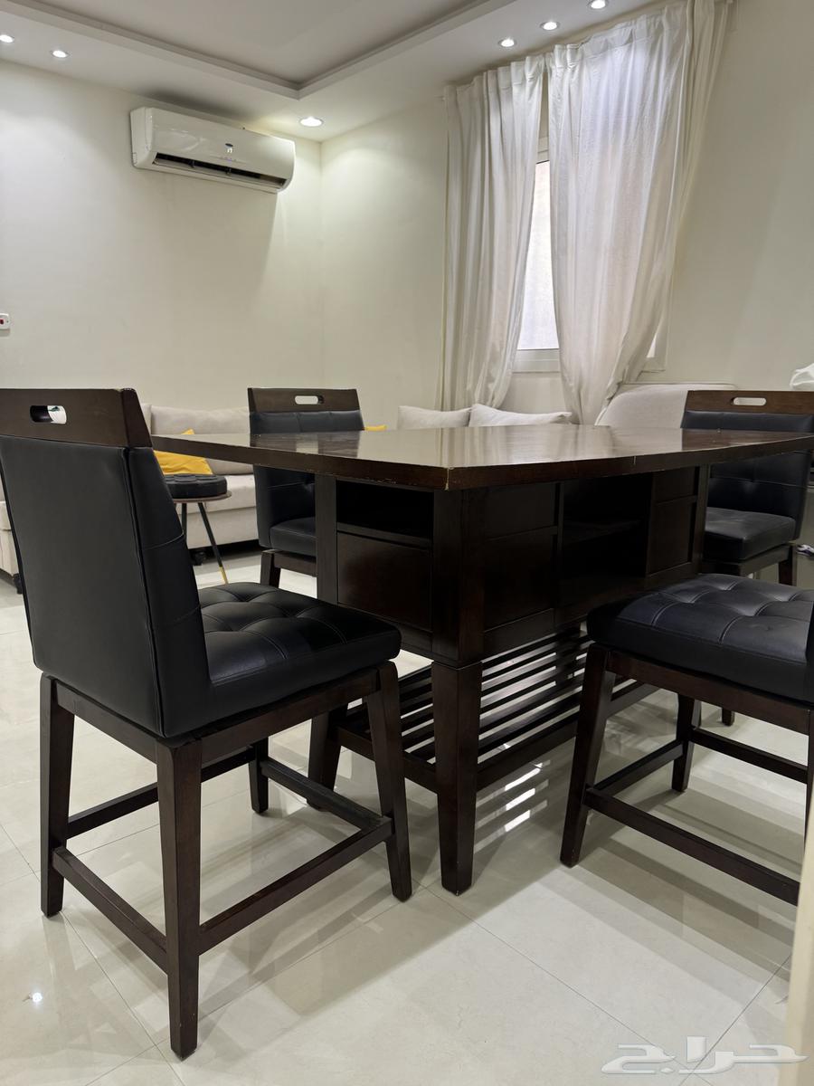طاولة طعام و مساند64567753158274110