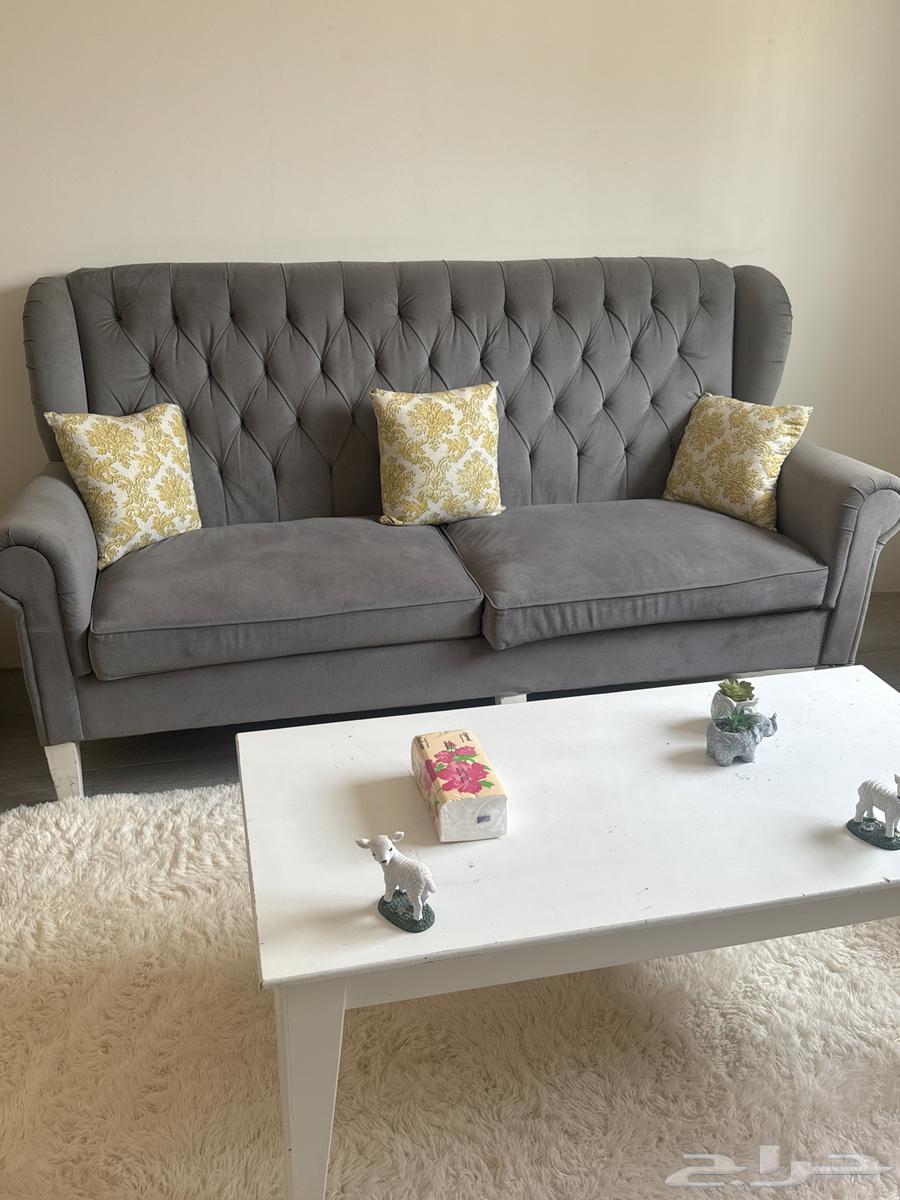 صالون للبيع 3 كنب و 2 كرسي و 3 طاولات صغيره و طاوله كبيره64566161896706112