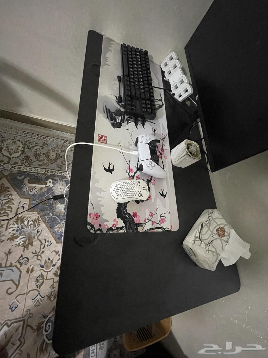 A table suitable for studying and playing, clean, contains nothing except nails64563283564675110